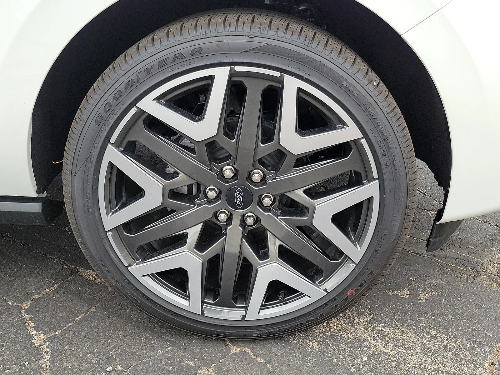 New 2026 Star White Metallic Tri-Coat Ford Platinum&reg; image 7