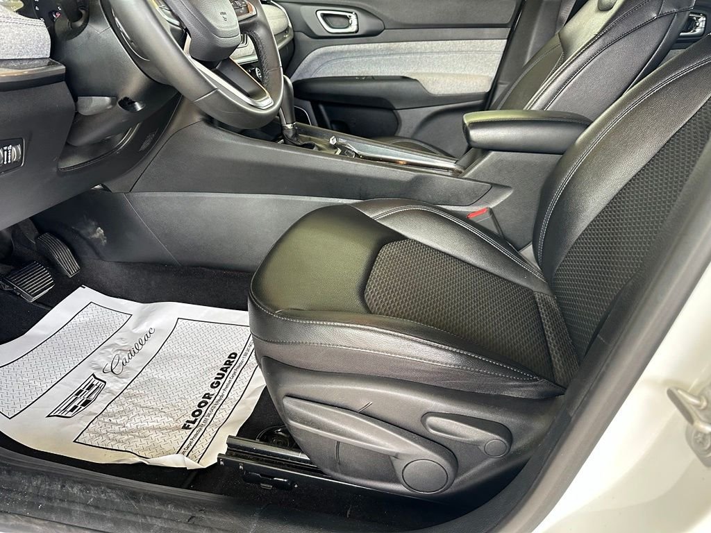 Used 2024 White Jeep Latitude image 9