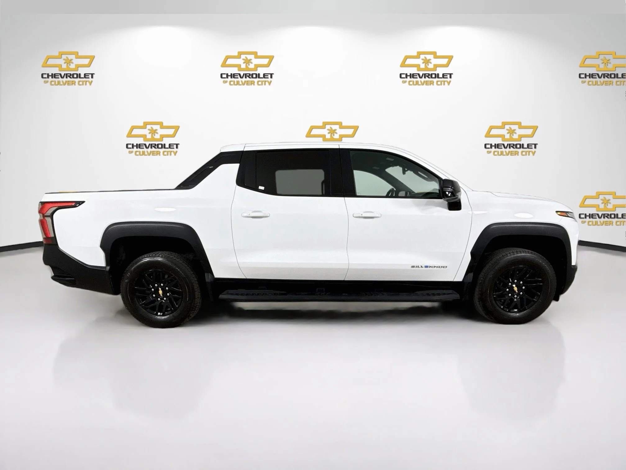 Used 2025 Summit White Chevrolet LT - Extended Range image 9