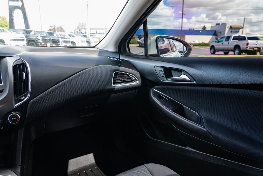 Used 2018 Summit White Chevrolet LT image 10