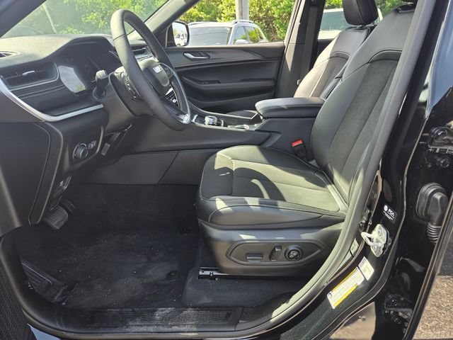 Used 2025 Diamond Black Crystal Pearlcoat Jeep Altitude X image 9