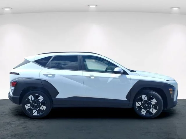 Used 2025 White Hyundai SEL image 7