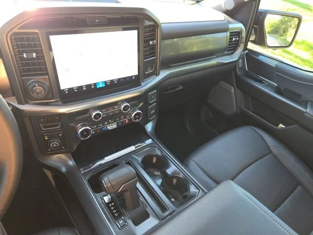 Used 2025 Blue Metallic Ford LARIAT image 19