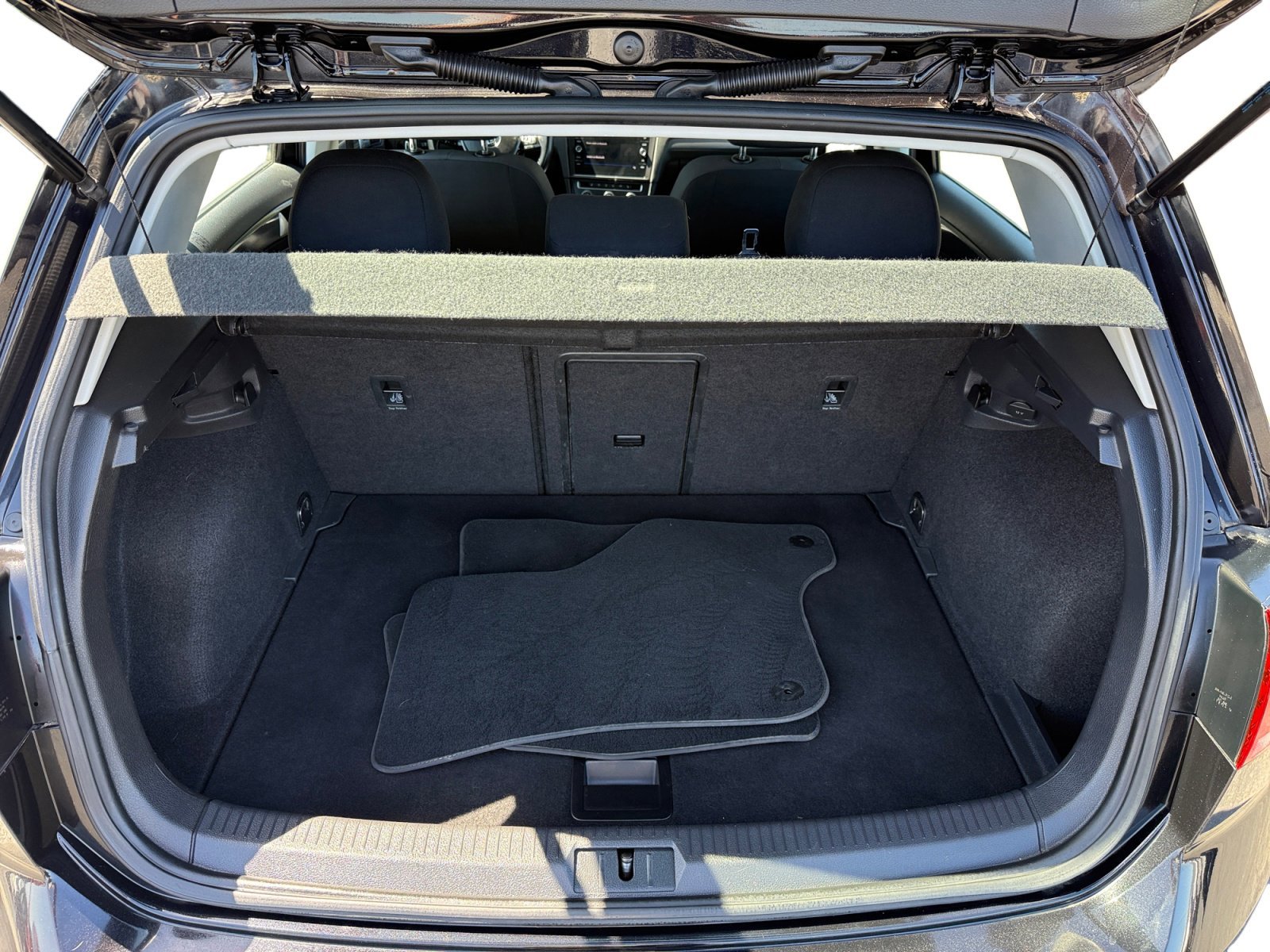 Used 2019 Deep Black Volkswagen SE image 17
