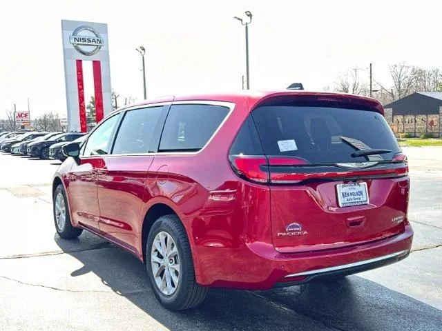 2026 Chrysler Pacifica Limited - Photo 7