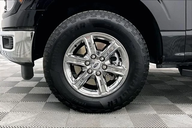 Used 2025 Agate Black Metallic Ford XLT image 9