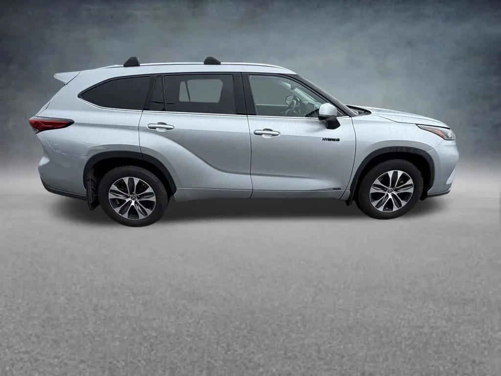 Used 2021 Silver Toyota XLE image 7