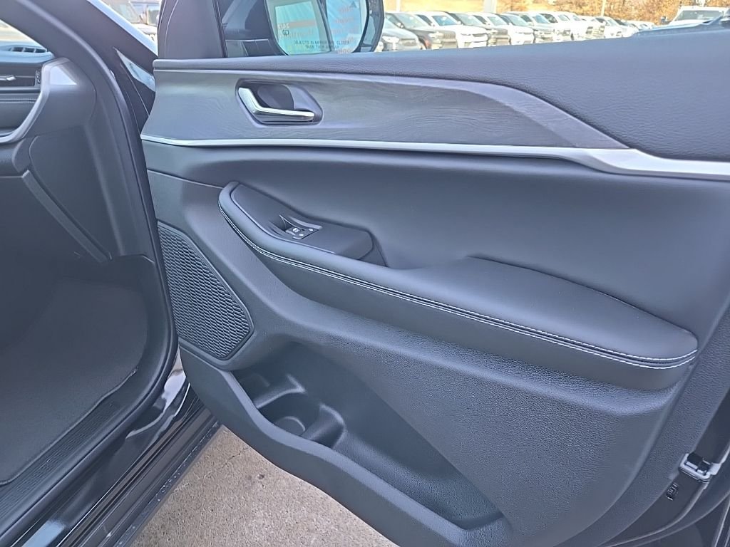 New 2026 Diamond Black Crystal Pearl-Coat Exterior Paint Jeep Altitude image 77