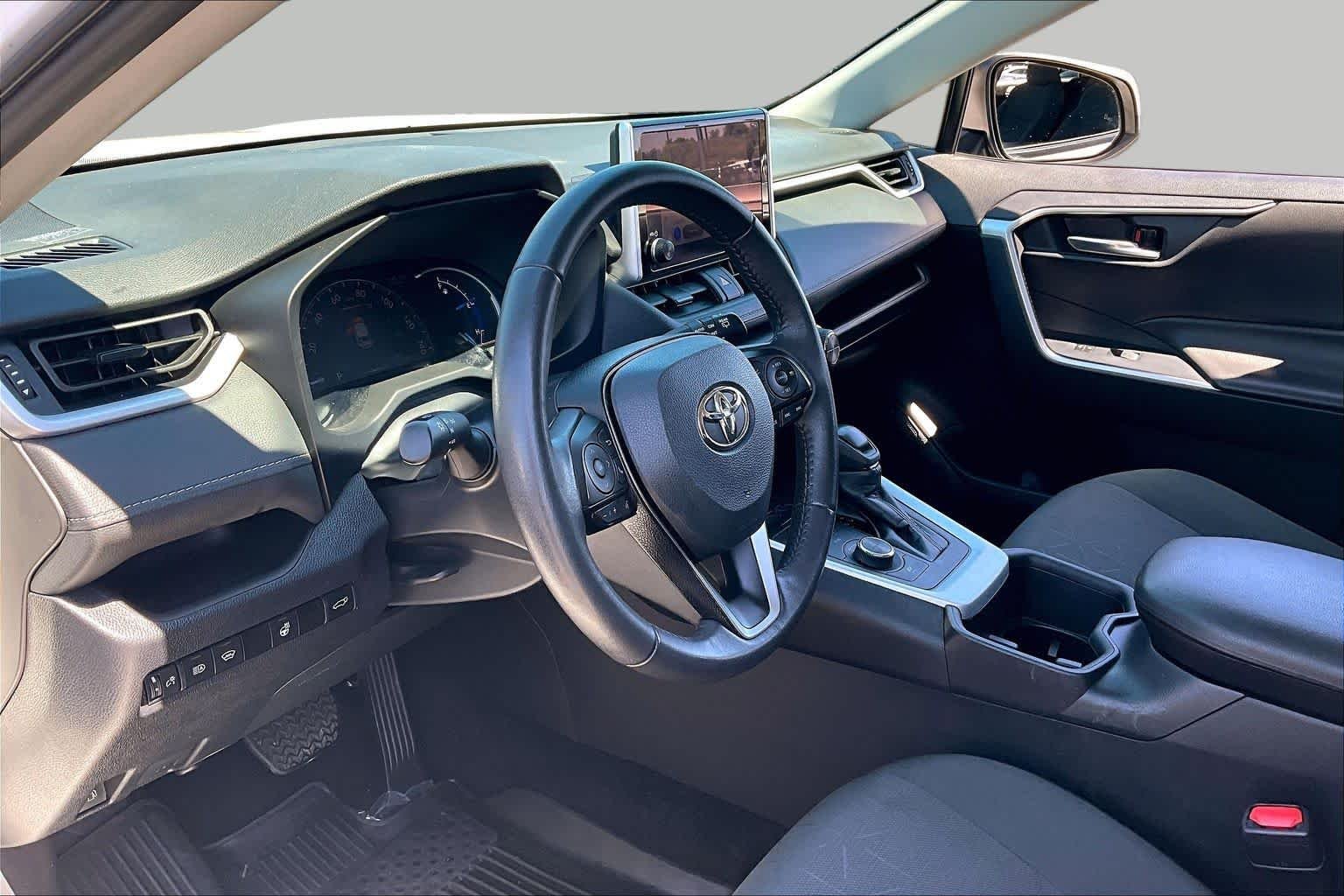 Used 2024 Ice Cap Toyota Hybrid XLE image 17