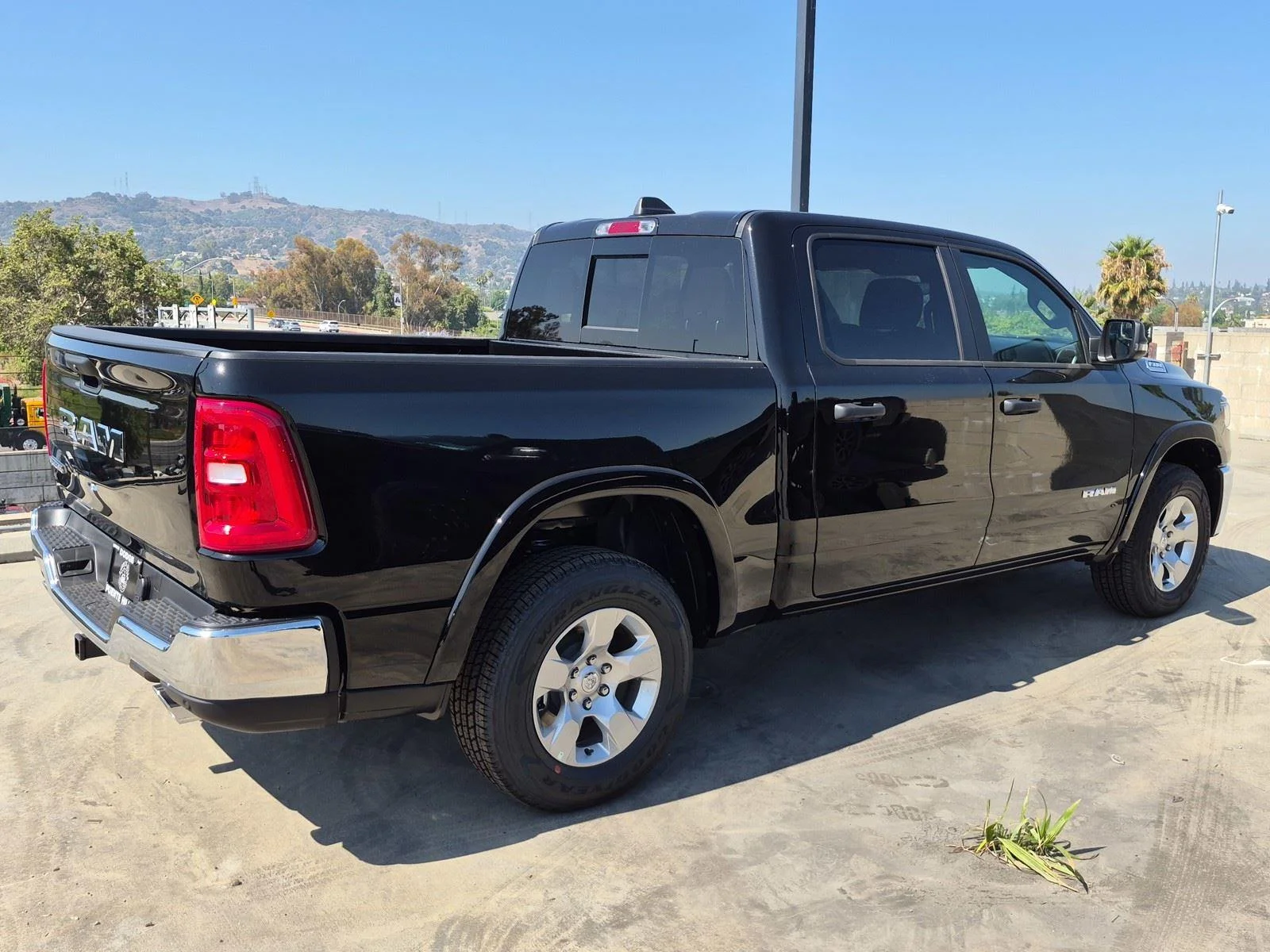 New 2026 Diamond Black Crystal Pearl-Coat Exterior Paint RAM Big Horn image 6