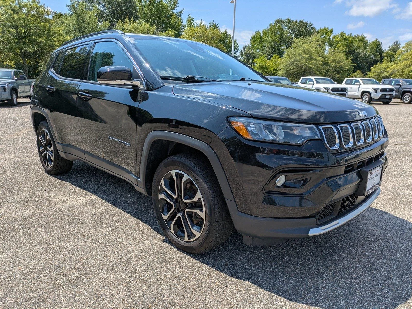 Used 2022 Diamond Black Crystal Pearlcoat Jeep Limited image 2