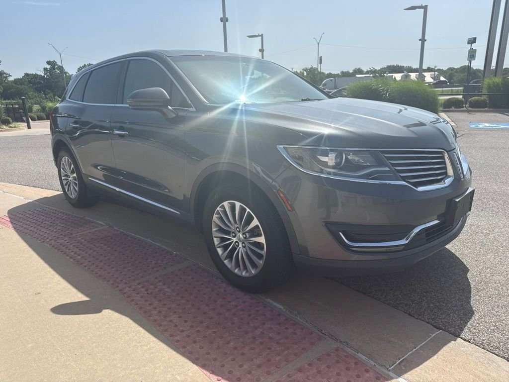Used 2018 Gray Lincoln Select image 2