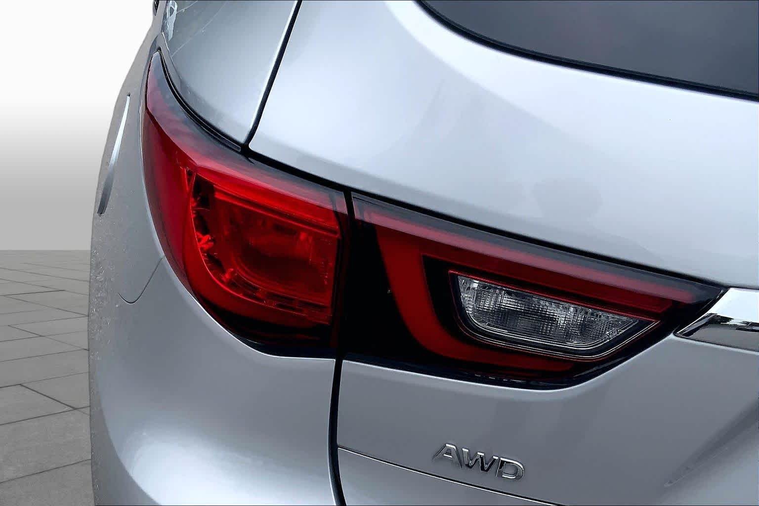 Used 2019 Liquid Platinum INFINITI LUXE image 27