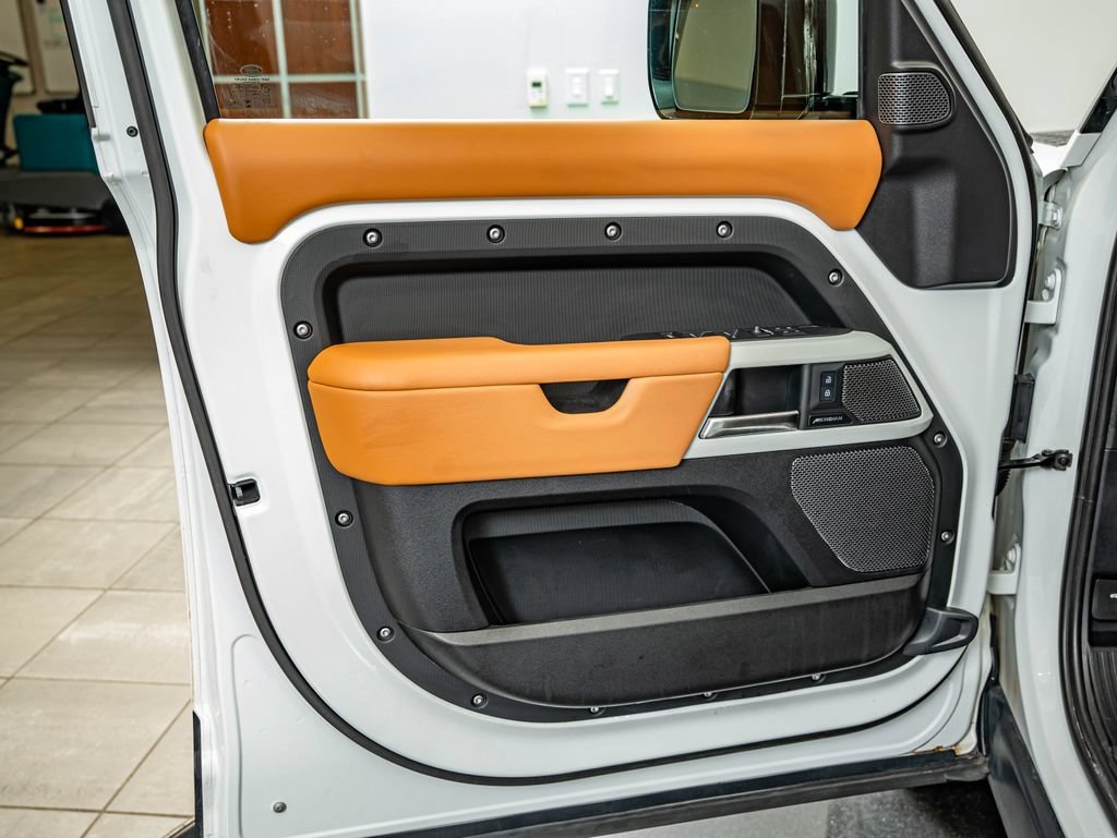 Used 2024 White Land Rover X-Dynamic SE image 19