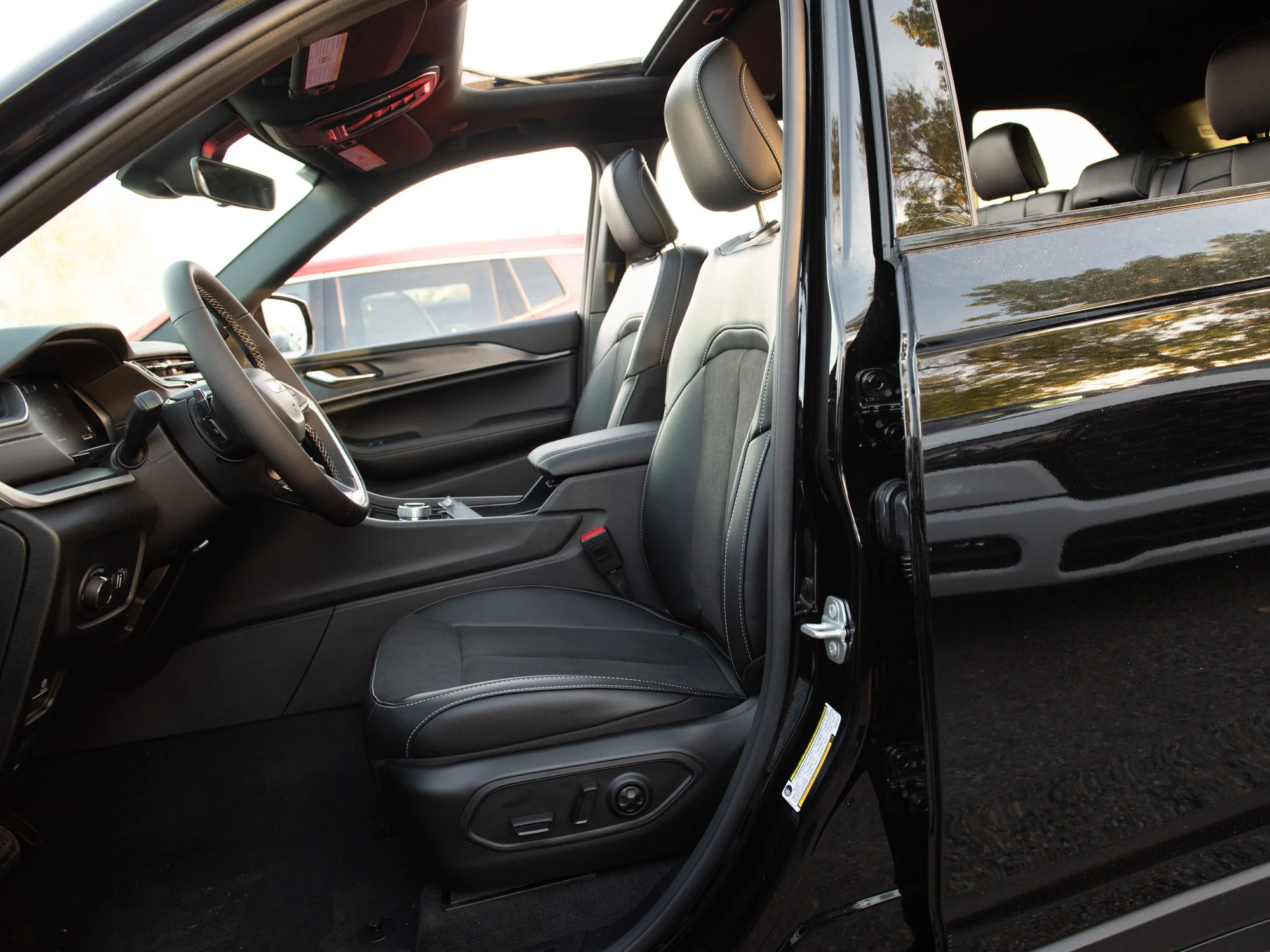 New 2025 Black Jeep Altitude* 4x4, Sunroof, Heated Leather, Remote Start, Wireless Charging Pad image 20