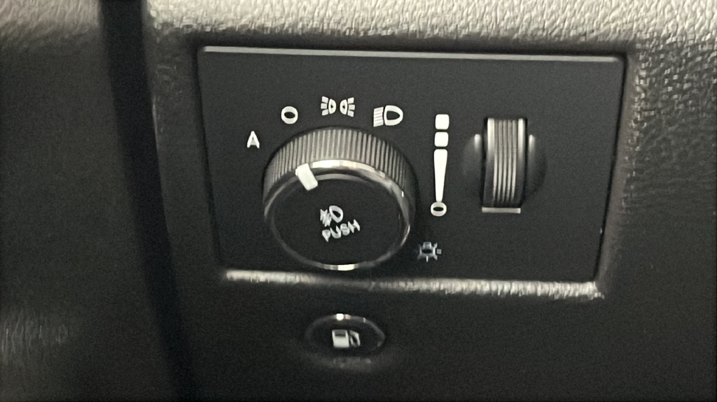 Used 2019 White/off-white Jeep Altitude image 29