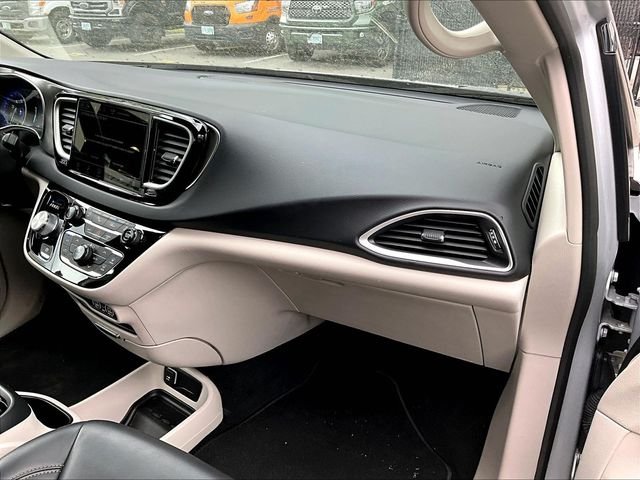 Used 2023 Silver Chrysler Touring L image 17