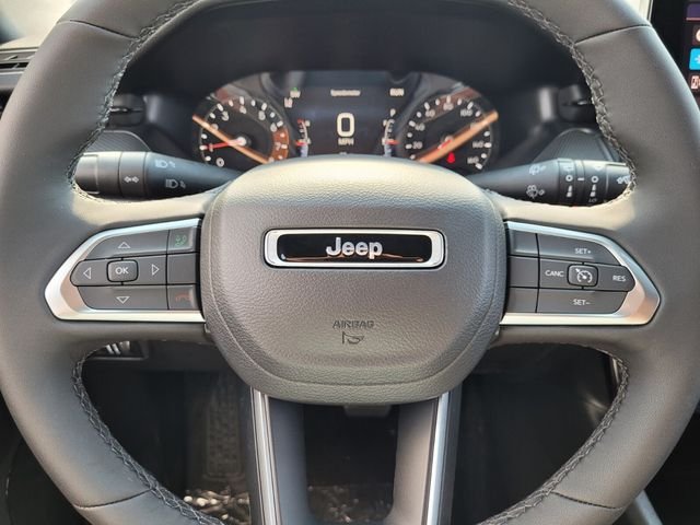 New 2026 Diamond Black Crystal Pearl-Coat Exterior Paint Jeep Latitude image 22
