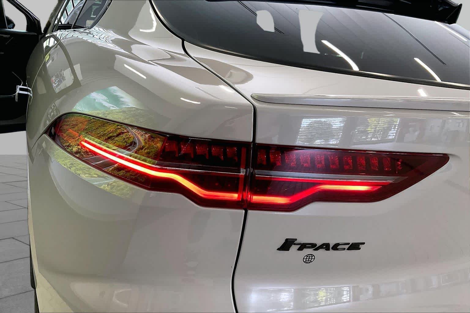 Used 2022 Yulong White Metallic Jaguar HSE image 28