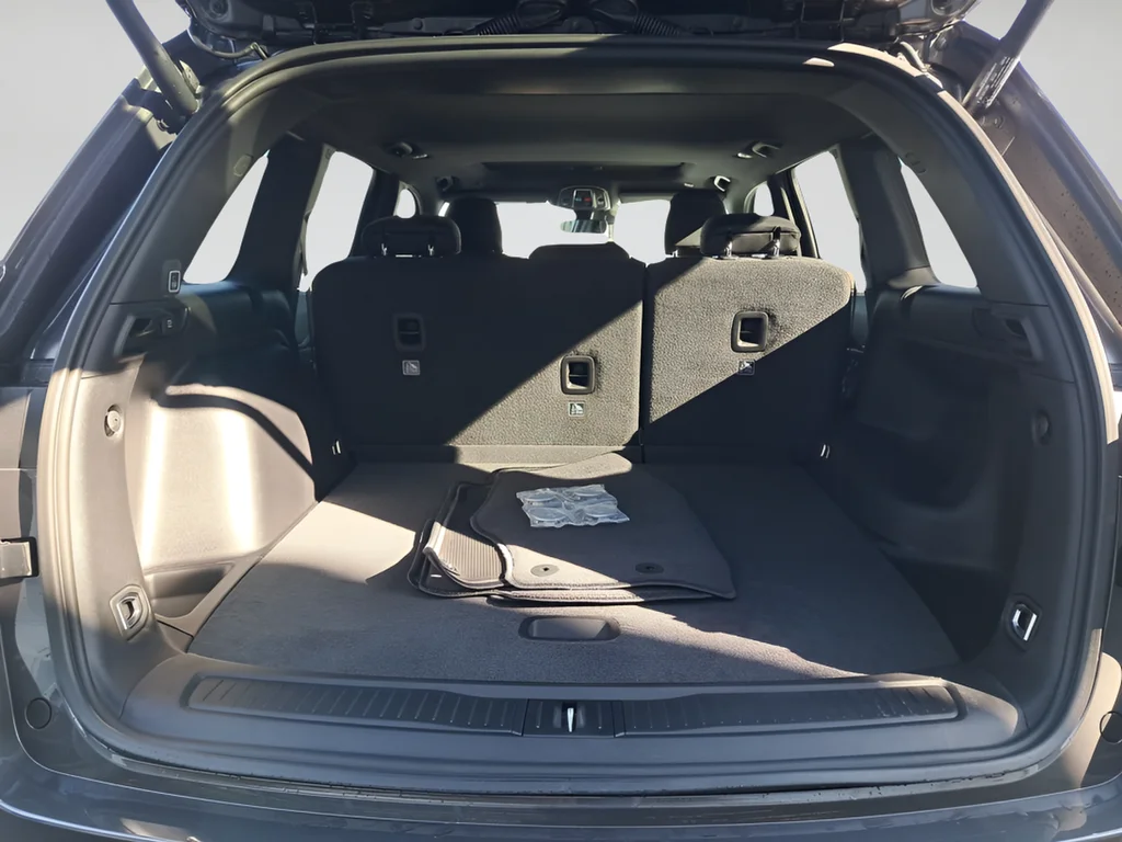 New 2026 Baltic Gray Metallic Clear-Coat Exterior Paint Jeep Laredo X image 27