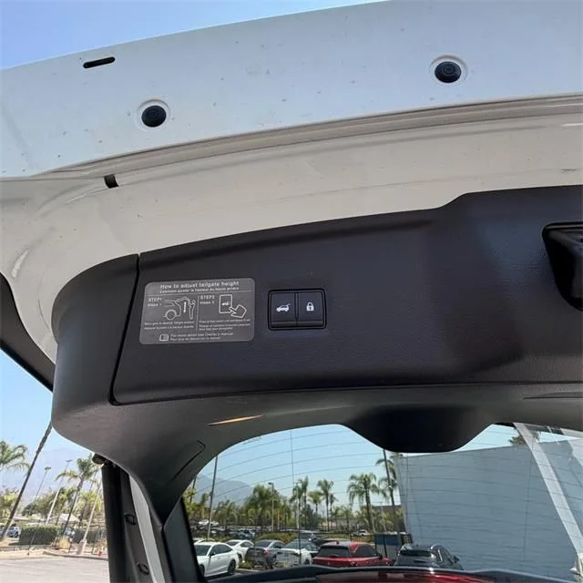 Used 2025 White INFINITI LUXE image 9