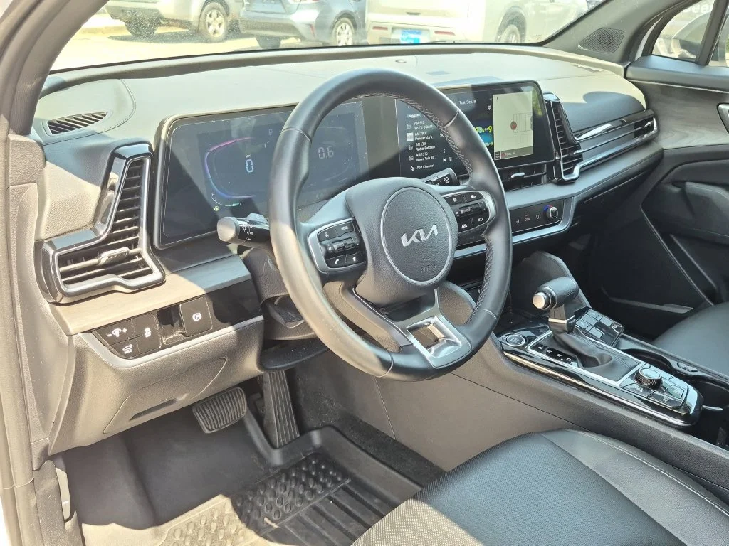 Used 2025 White Kia X-Line image 37