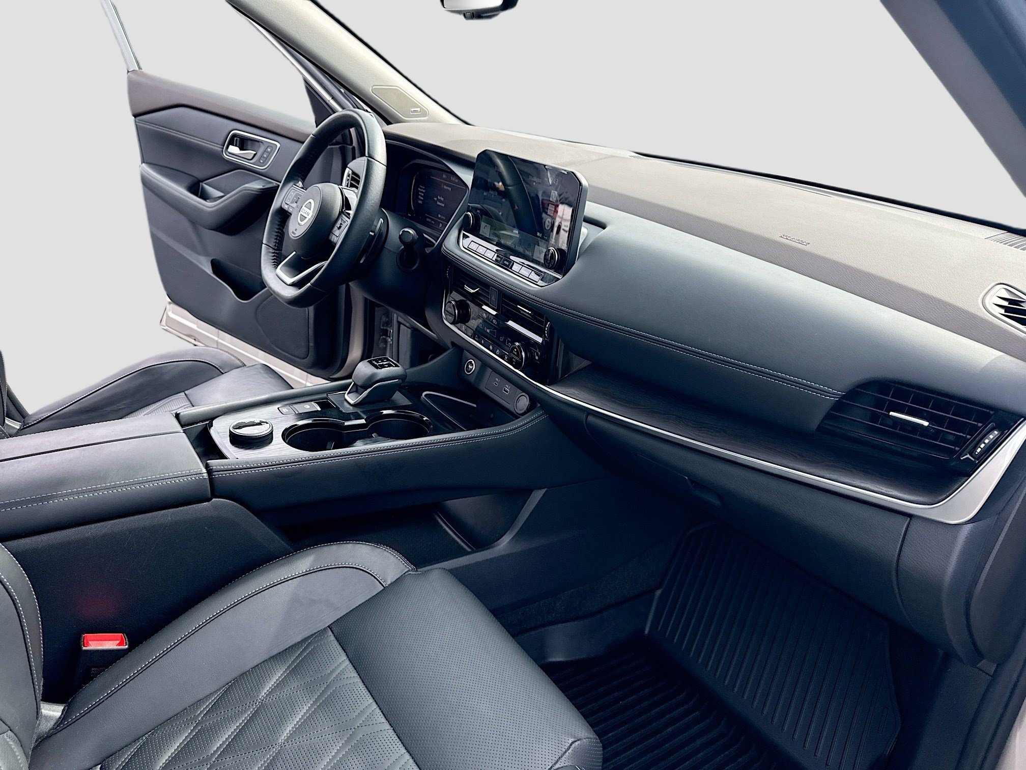Used 2021 Champagne Silver Metallic Nissan Platinum image 30