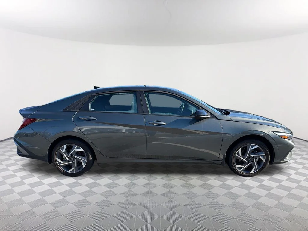 Used 2025 Gray Hyundai SEL Sport image 4