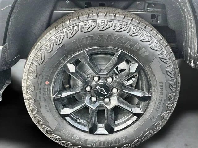 New 2025 Black Chevrolet Z71 image 23