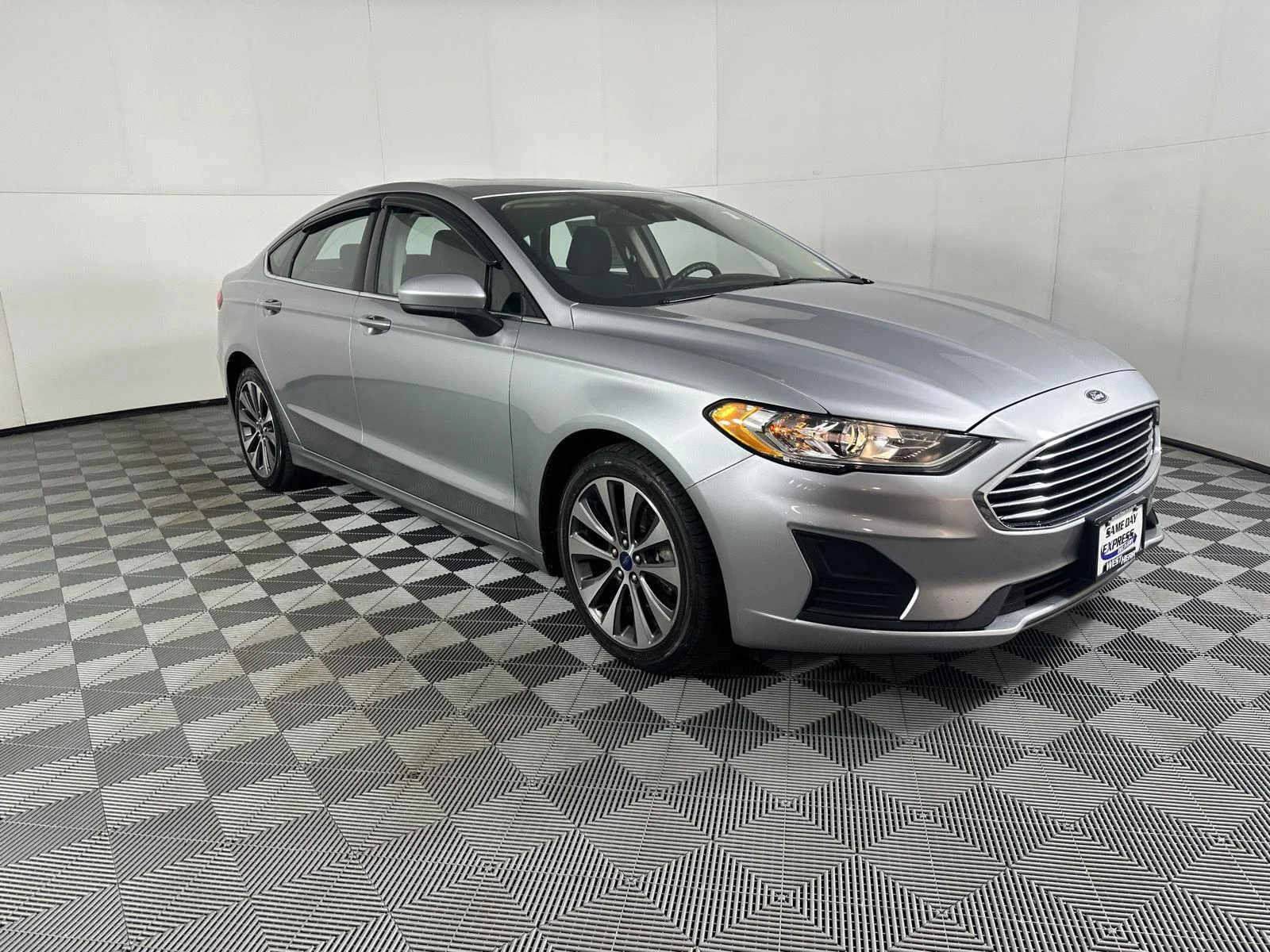 Used 2020 Iconic Silver Ford SE image 11