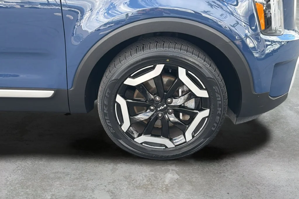 Used 2025 Black Kia S image 33