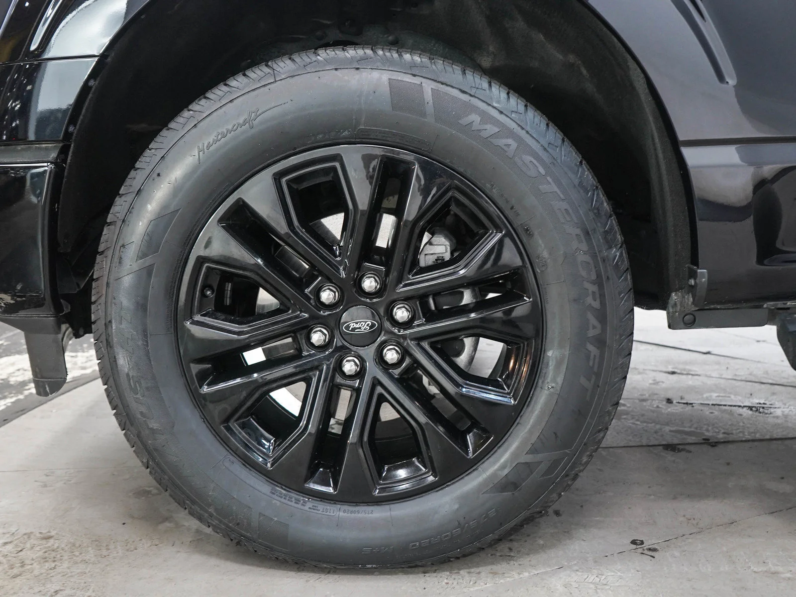 Used 2024 Agate Black Metallic Ford LARIAT image 31