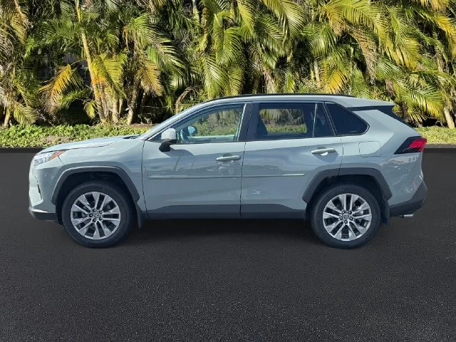 Used 2022 Gray Toyota XLE Premium image 8