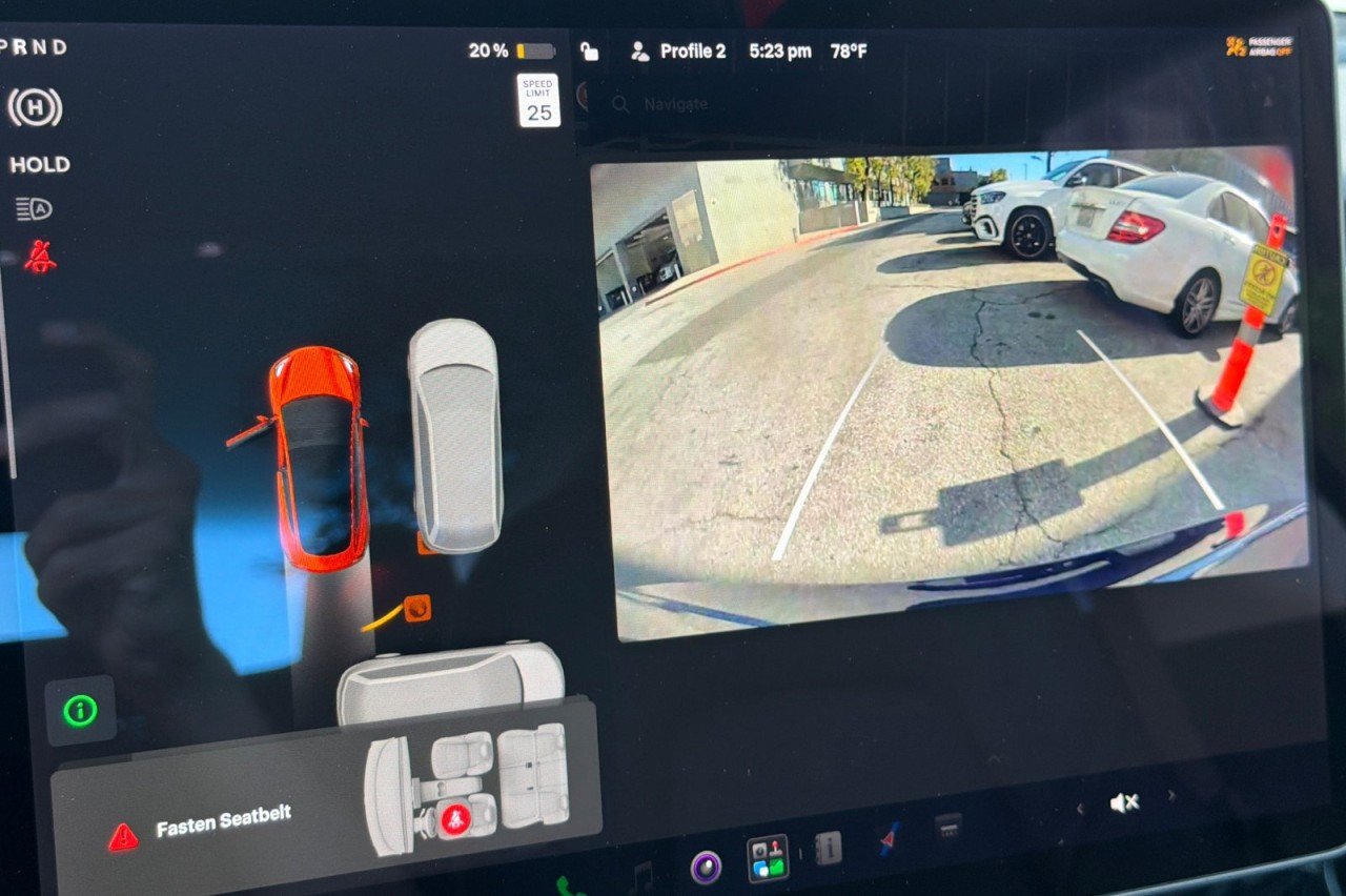 Used 2021  Tesla Standard Range Plus image 18
