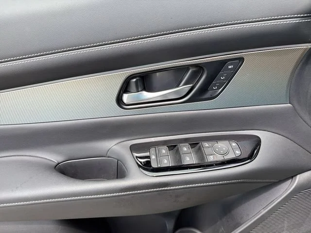 Used 2025 White Nissan SL image 16
