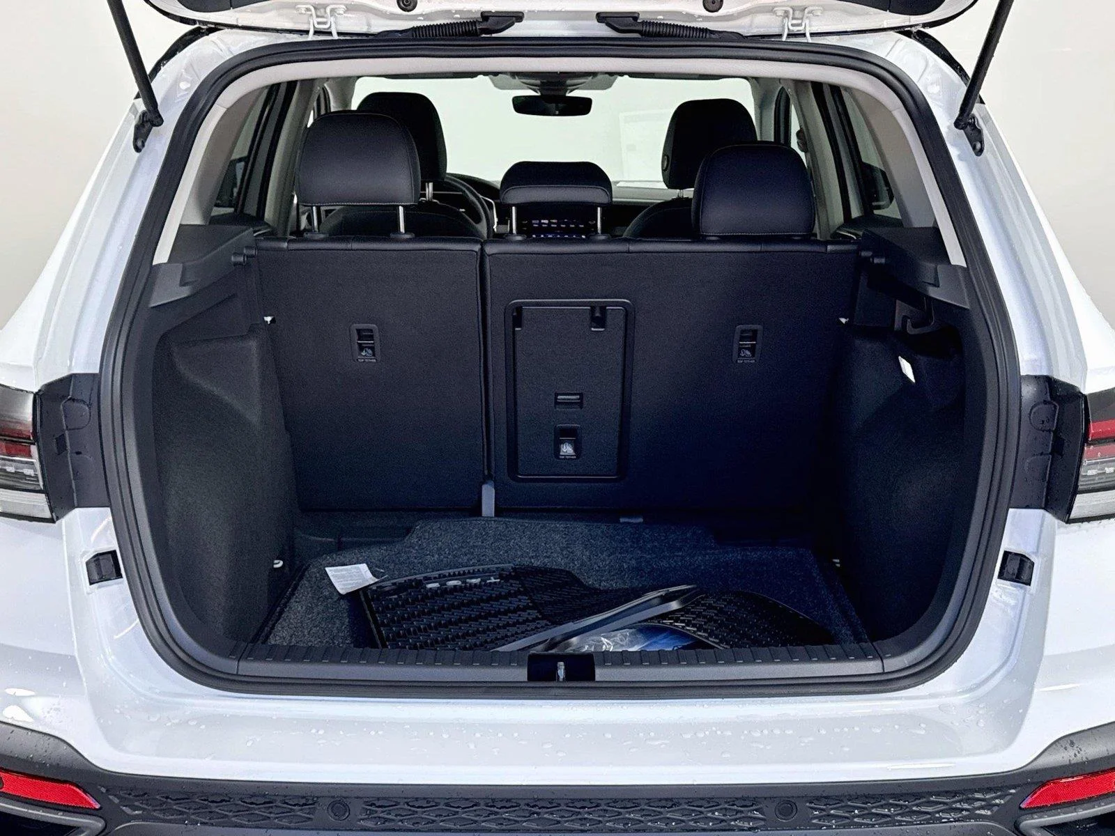 New 2027 Pure White w/Deep Black Roof Volkswagen SE Black image 25