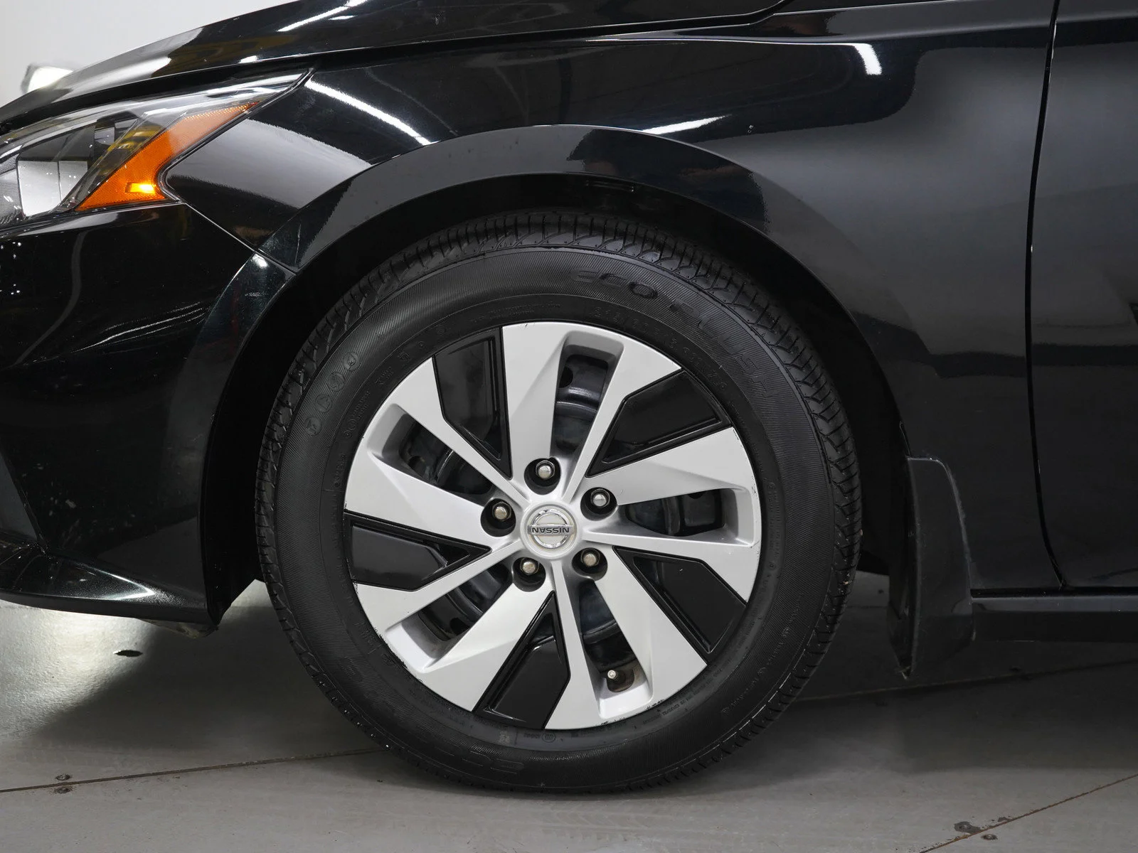 Used 2019 Super Black Clearcoat Nissan 2.5 S image 27
