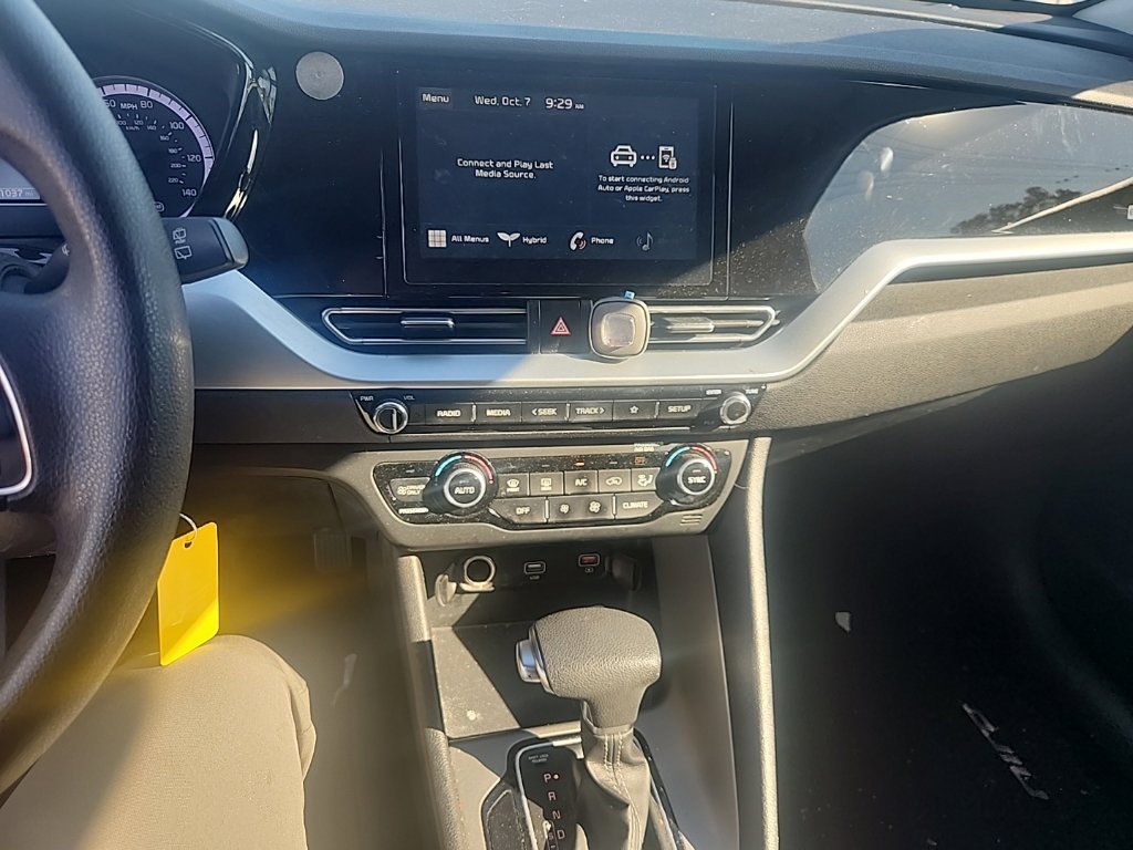 Used 2022 White Kia LX image 24