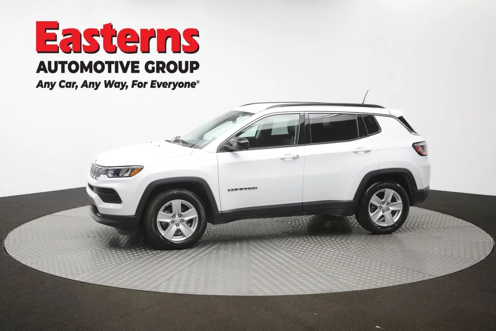 Used 2022 White Jeep Latitude image 58