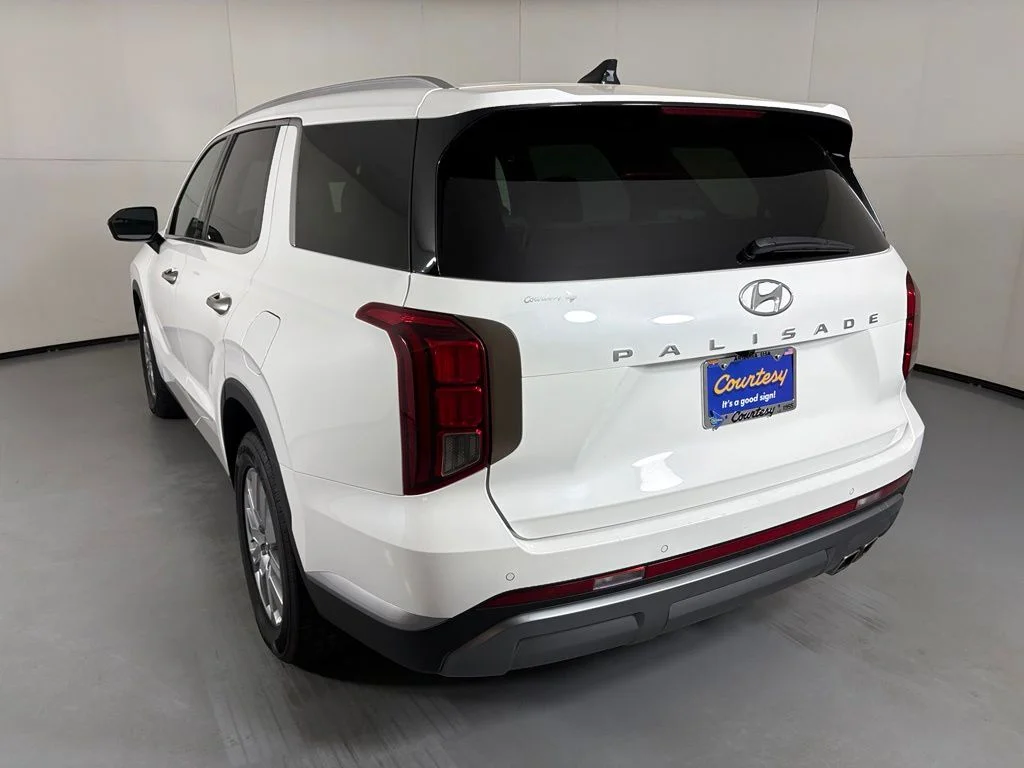 Used 2025 White Hyundai SEL image 6