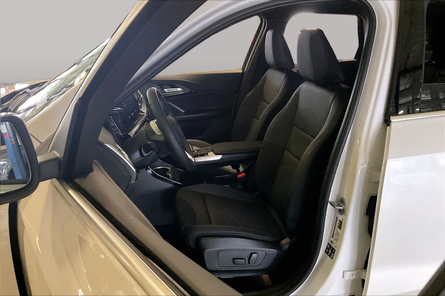 New 2026 Mineral White Metallic BMW xDrive28i image 9