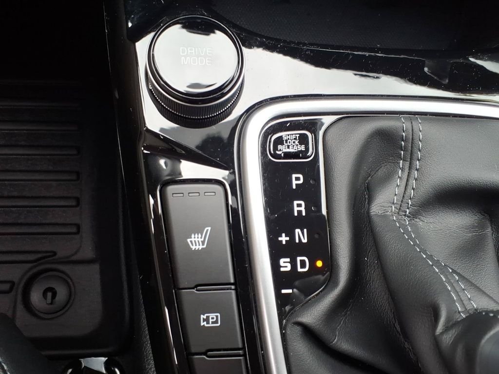 Used 2025 White Kia S image 38