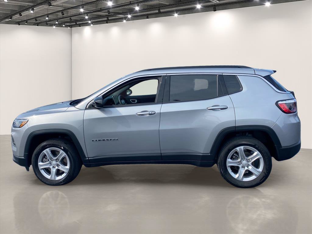 Used 2023 Billet Silver Metallic Clearcoat Jeep Latitude image 4