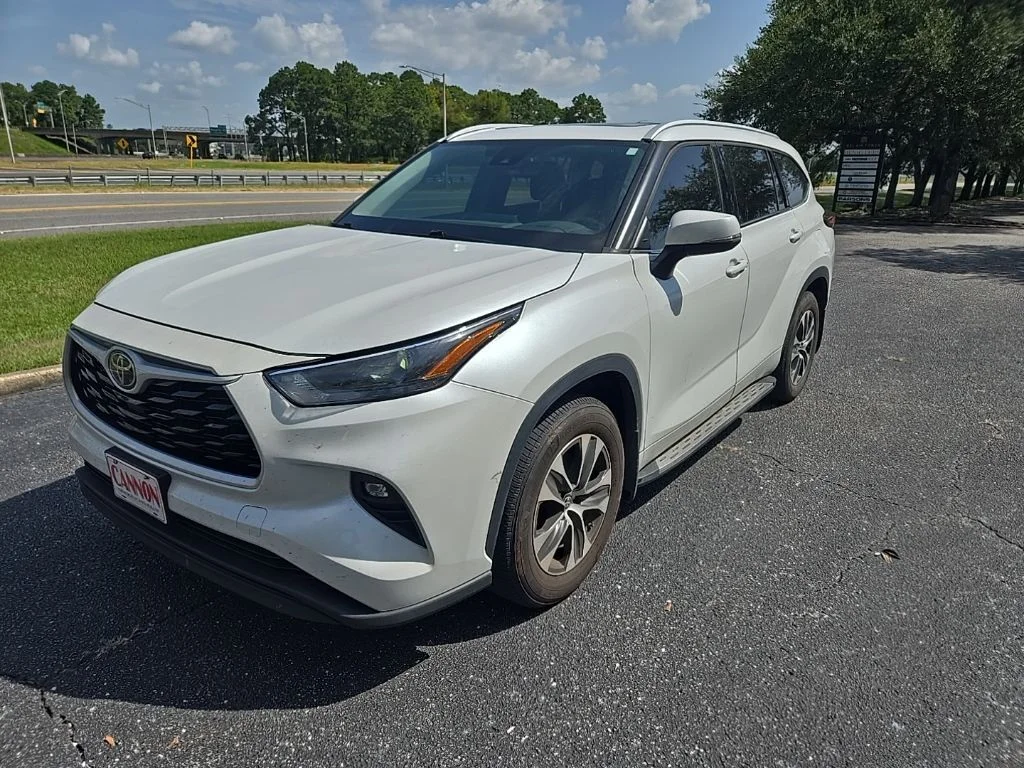 Used 2022 Beige Toyota XLE image 1