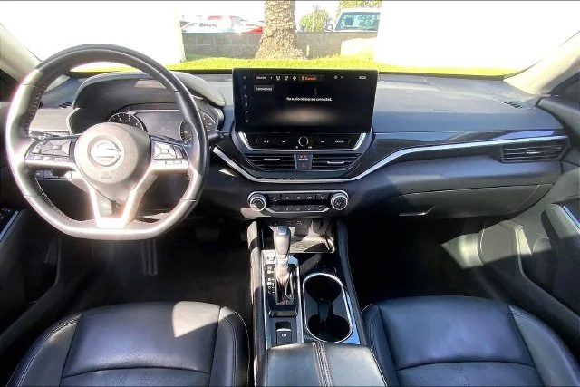 Used 2023 Scarlet Nissan 2.5 SR image 15