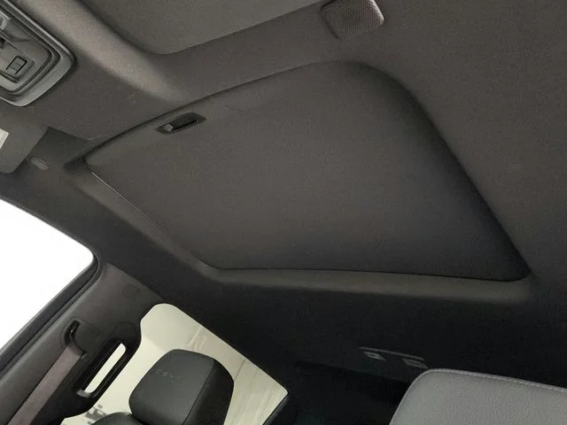 Used 2022 White GMC Denali image 37