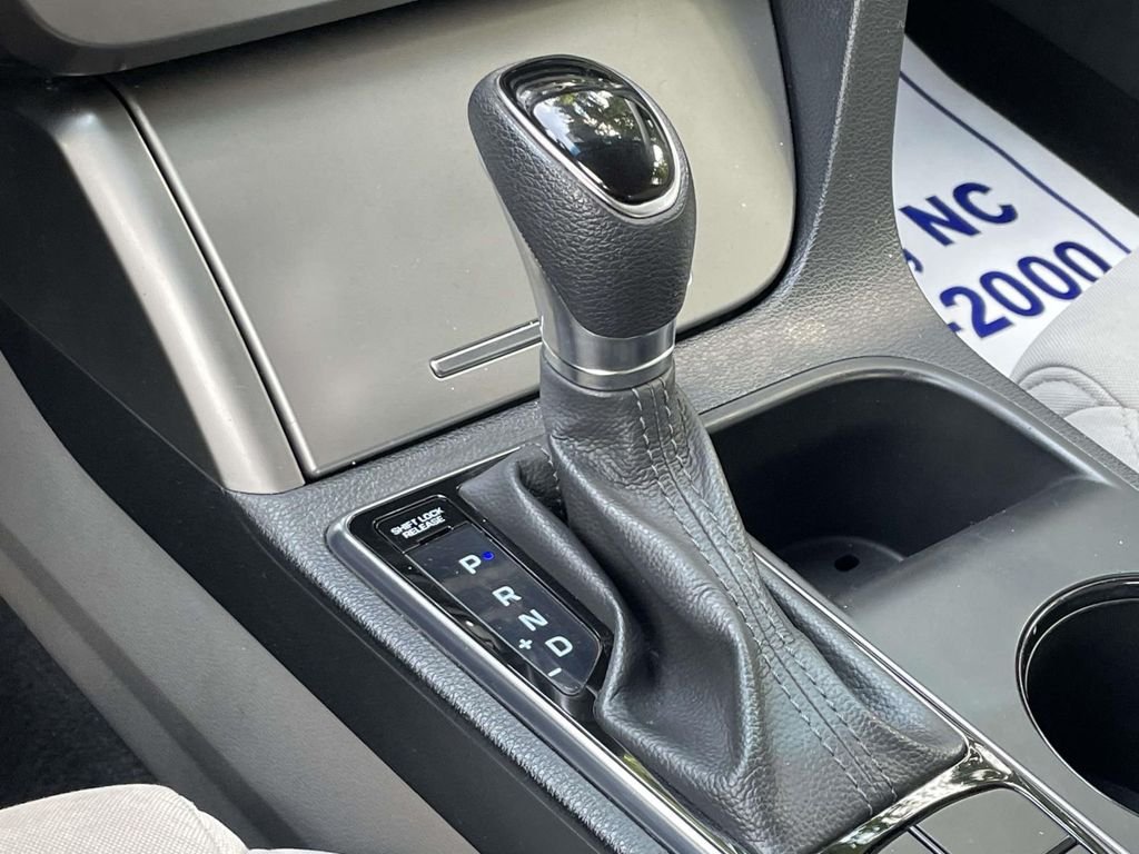 Used 2017 White Hyundai Base image 27