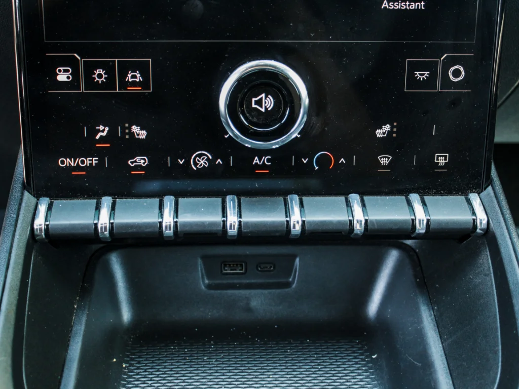 Used 2025  GMC AWD Elevation image 18