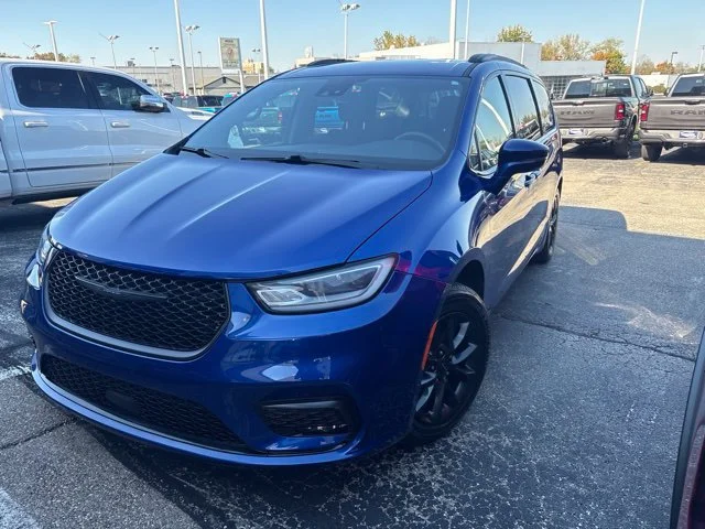 Used 2021 Ocean Blue Metallic Chrysler Touring image 3
