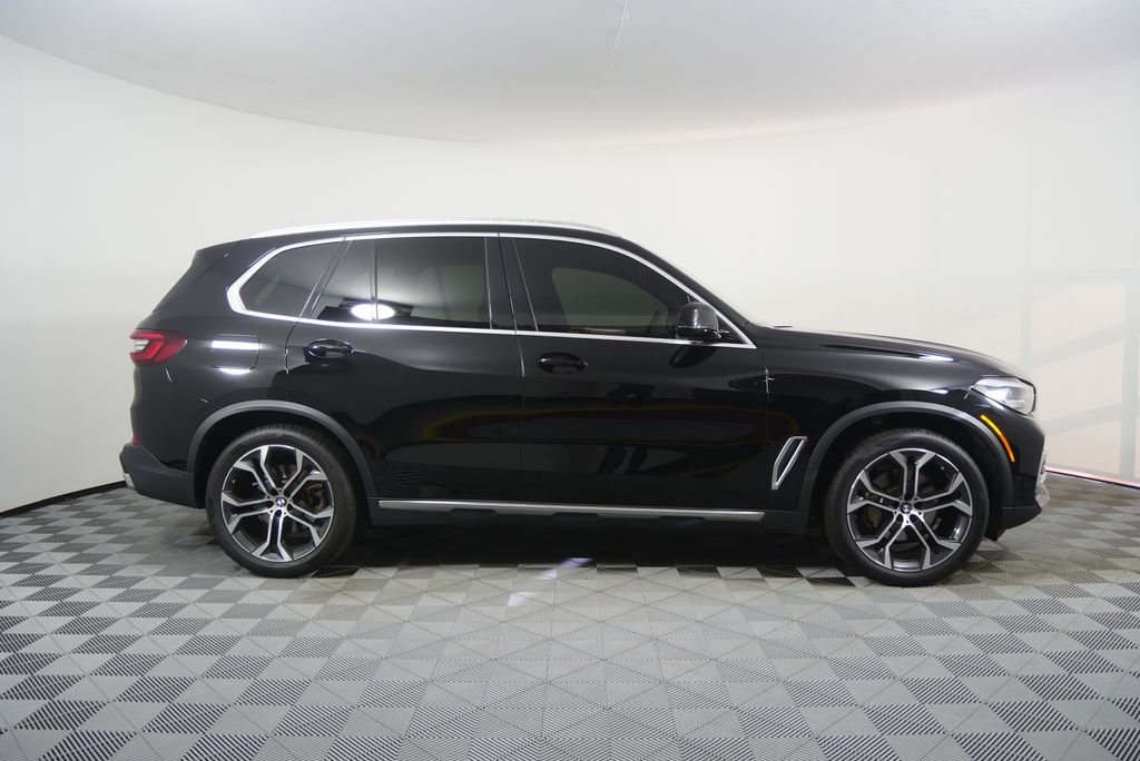 Used 2023 Jet Black BMW sDrive40i image 2